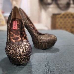 Betsey Johnson Pumps 8.5
